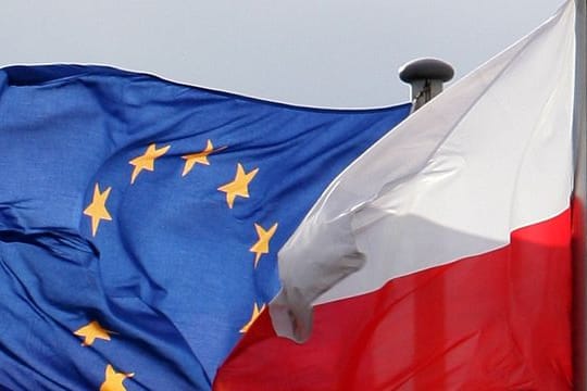 Die Flaggen der Europäischen Union und von Polen wehen am deutsch-polnischen Grenzübergang in Frankfurt (Oder).