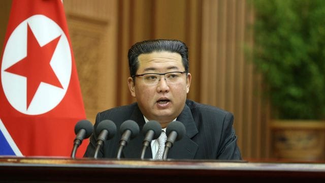 Auf diesem von der nordkoreanischen Regierung zur Verfügung gestellten Foto spricht Machthaber Kim Jong Un bei einer Parlamentssitzung in Pjöngjang. Auf diesem von der nordkoreanischen Regierung zur Verfügung gestellten Foto spricht Machthaber Kim Jong Un bei einer Parlamentssitzung in Pjöngjang.