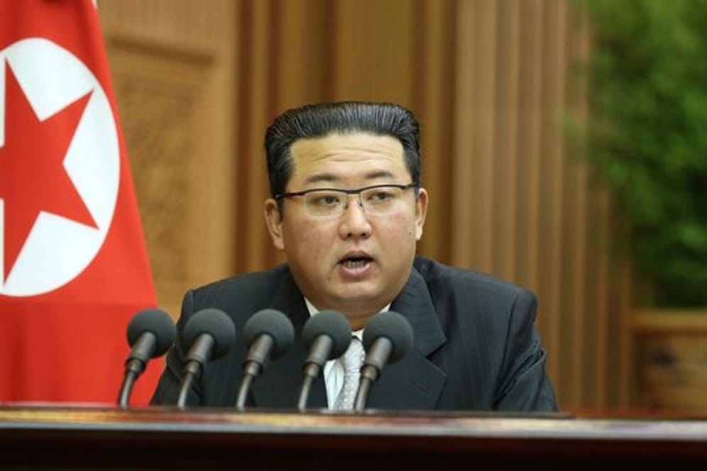 Auf diesem von der nordkoreanischen Regierung zur Verfügung gestellten Foto spricht Machthaber Kim Jong Un bei einer Parlamentssitzung in Pjöngjang.