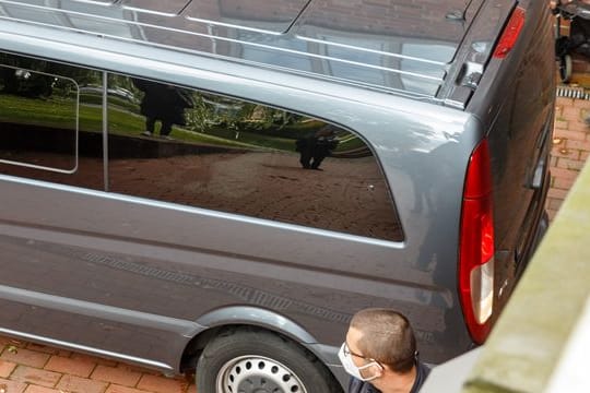 Ein ziviles Polizeifahrzeug bringt die 96 Jahre alte Angeklagte zu einem Haftprüfungstermin an einen Nebeneingang des Itzehoer Landgerichts.