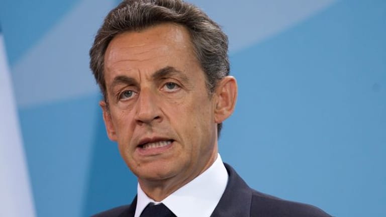 Wegen illegaler Wahlkampffinanzierung ist Nicolas Sarkozy zu einer Haftstrafe verurteilt worde, die er als elektronisch überwachten Hausarrest mit einer Fußfessel verbüßen kann.