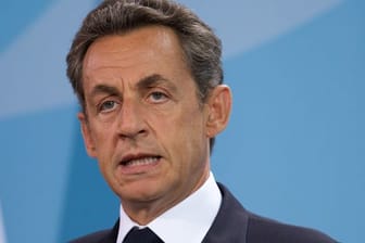 Wegen illegaler Wahlkampffinanzierung ist Nicolas Sarkozy zu einer Haftstrafe verurteilt worde, die er als elektronisch überwachten Hausarrest mit einer Fußfessel verbüßen kann.