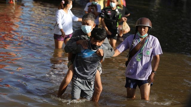 Auch die Provinz Chaiyaphum nordöstlich von Bangkok wurde von Sturzfluten getroffen. Auch die Provinz Chaiyaphum nordöstlich von Bangkok wurde von Sturzfluten getroffen.
