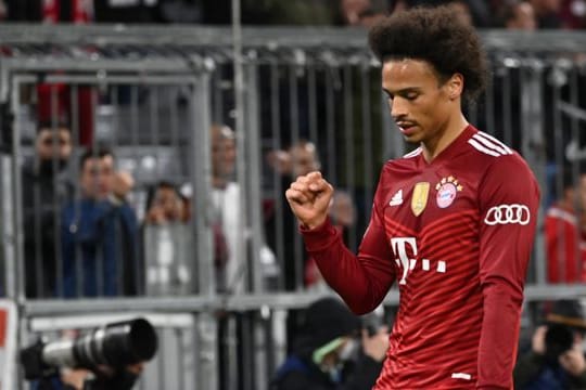 Leroy Sané wollte eigentlich flanken und traf ins Tor.