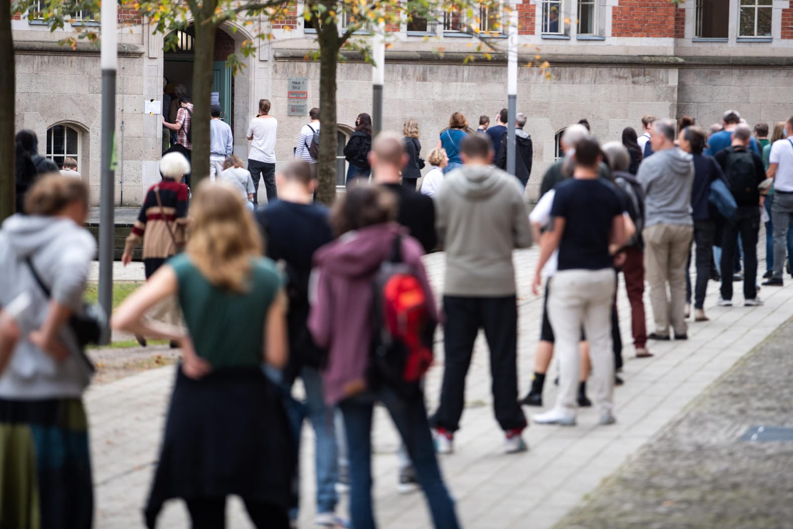 Lange Schlangen bildeten sich etwa vor den Wahllokalen in der Jane-Addams-Schule in Friedrichshain (Archivbild): Bei den Wahlen ist es in Berlin zu vielen Problemen gekommen.