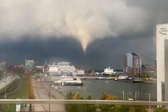Ein Tornado ist am frühen Abend über Kiel zu sehen.