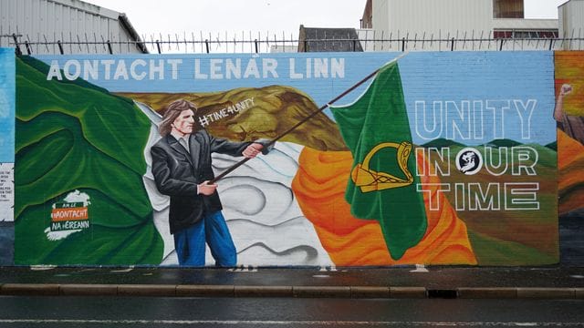 Ein Graffiti an einer der Peace Walls (Friedensmauern) wirbt für eine Wiedervereinigung Nordirlands mit der Republik Irland. Ein Graffiti an einer der Peace Walls (Friedensmauern) wirbt für eine Wiedervereinigung Nordirlands mit der Republik Irland.