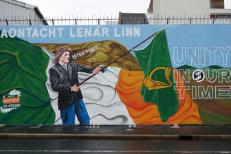 Ein Graffiti an einer der Peace Walls (Friedensmauern) wirbt für eine Wiedervereinigung Nordirlands mit der Republik Irland.