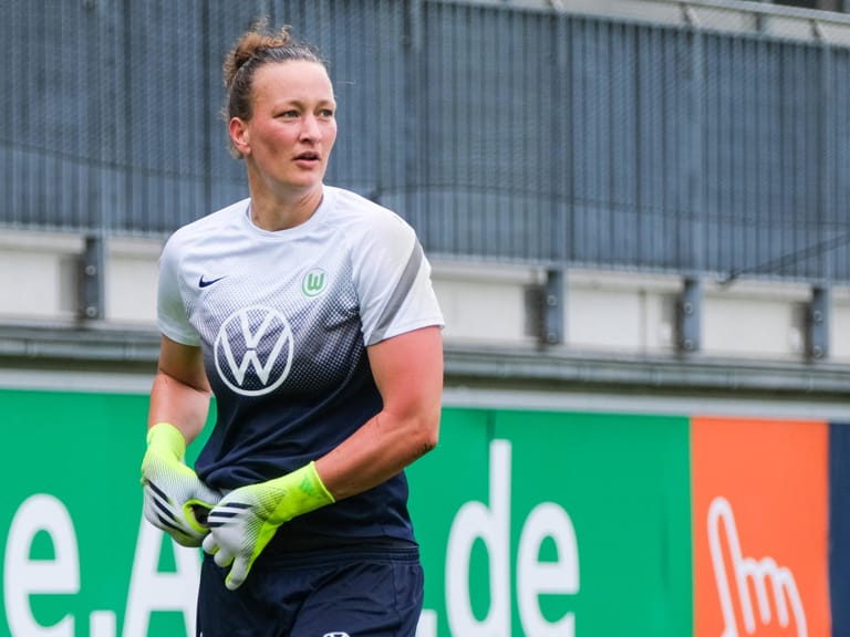 Almuth Schult: Die Torhüterin des VfL Wolfsburg ist im Frühjahr 2020 Mama von Zwillingen geworden und erhält dabei große Unterstützung von ihrer Familie.