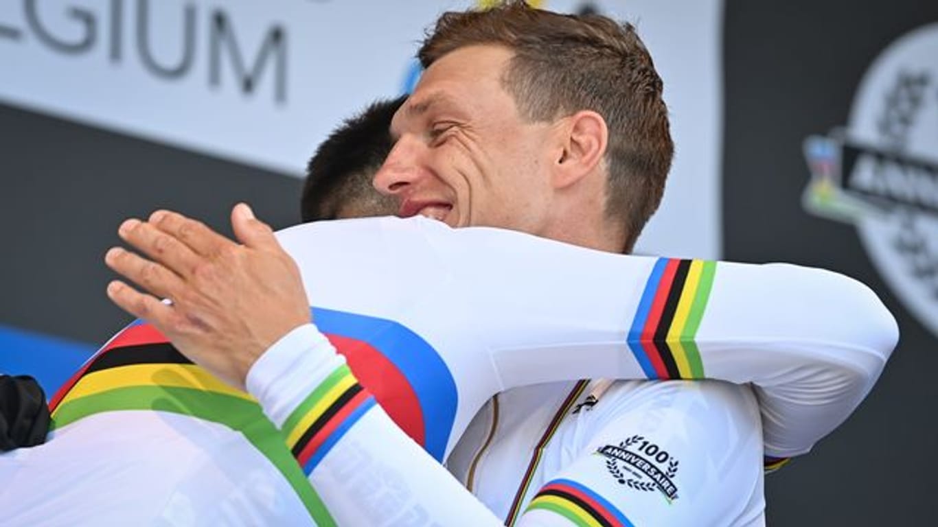 Verabschiedete sich mit dem WM-Titel mit der Mixed-Staffel vom aktiven Radsport: Tony Martin (r).
