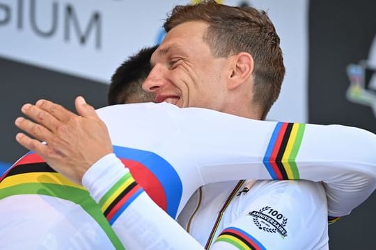 Verabschiedete sich mit dem WM-Titel mit der Mixed-Staffel vom aktiven Radsport: Tony Martin (r).