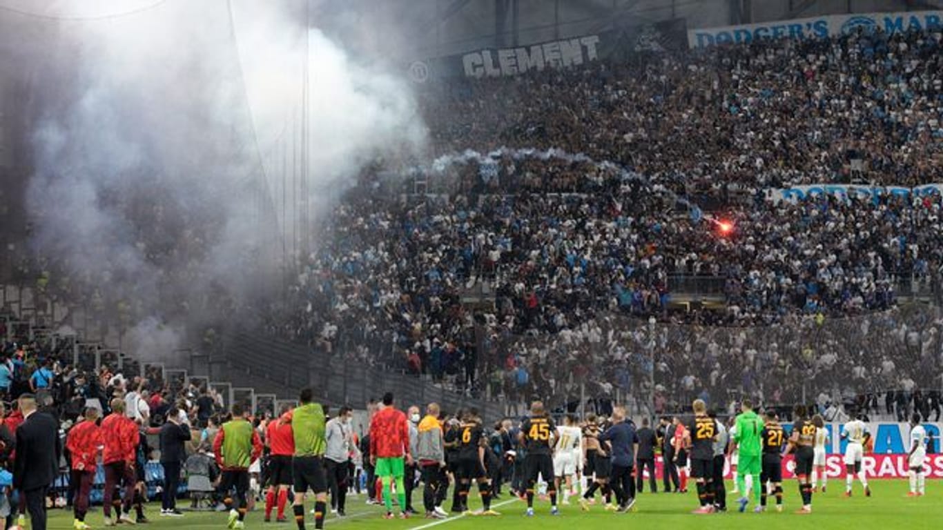 Während des Fußballspiels der Europa League Gruppe E zwischen Marseille und Galatasaray ist es zu schweren Ausschreitungen gekommen.