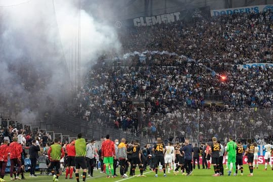 Während des Fußballspiels der Europa League Gruppe E zwischen Marseille und Galatasaray ist es zu schweren Ausschreitungen gekommen.