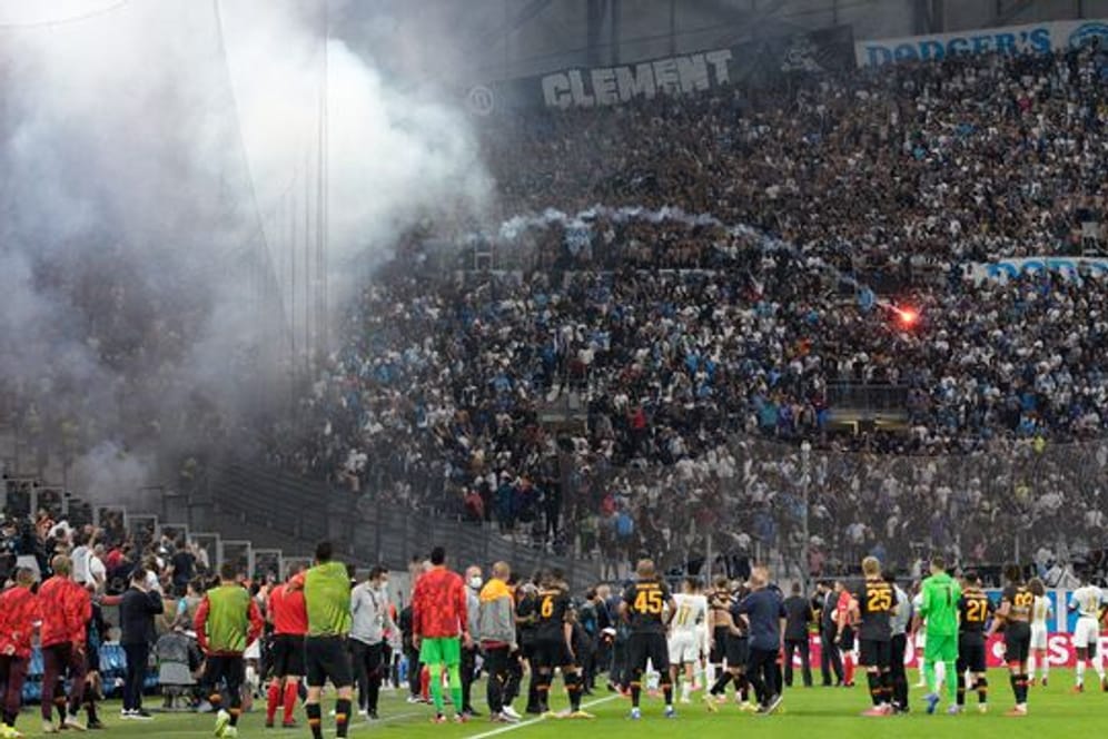 Während des Fußballspiels der Europa League Gruppe E zwischen Marseille und Galatasaray ist es zu schweren Ausschreitungen gekommen.