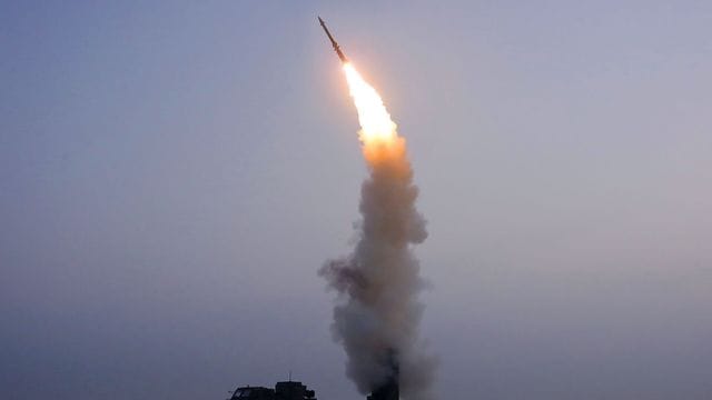 Dieses von der nordkoreanischen Regierung zur Verfügung gestellte Foto soll den Testabschuss einer neu entwickelten Flugabwehrrakete in Nordkorea zeigen. Dieses von der nordkoreanischen Regierung zur Verfügung gestellte Foto soll den Testabschuss einer neu entwickelten Flugabwehrrakete in Nordkorea zeigen.