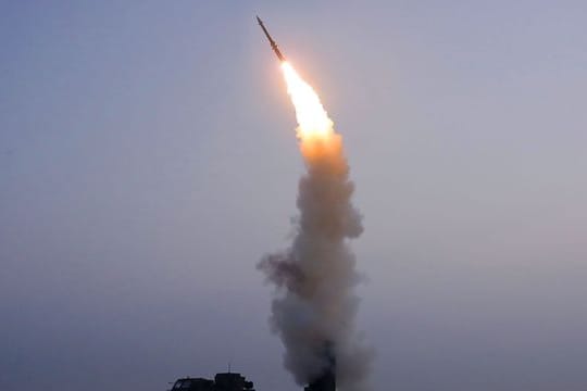 Dieses von der nordkoreanischen Regierung zur Verfügung gestellte Foto soll den Testabschuss einer neu entwickelten Flugabwehrrakete in Nordkorea zeigen.
