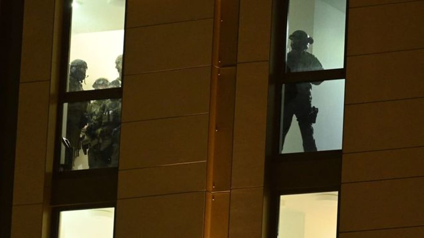 Spezialkräfte der Polizei während eines Einsatzes in einem Hotel in Düsseldorf.