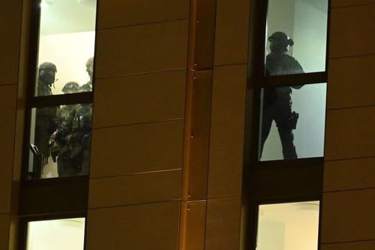 Spezialkräfte der Polizei während eines Einsatzes in einem Hotel in Düsseldorf.