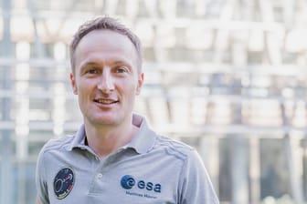 Matthias Maurer, deutscher Astronaut, steht vor der Preisvergabe des Deutsch-Französischen Journalistenpreises (DFJP) vor der Vertretung des Landes Nordrhein-Westfalen.