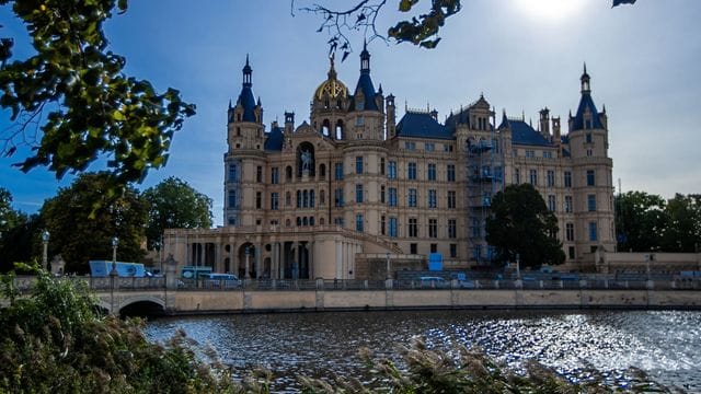 Nach der Landtagswahl in Mecklenburg-Vorpommern treffen sich SPD und CDU in Schwerin zu ersten Sondierungsgesprächen. Nach der Landtagswahl in Mecklenburg-Vorpommern treffen sich SPD und CDU in Schwerin zu ersten Sondierungsgesprächen.