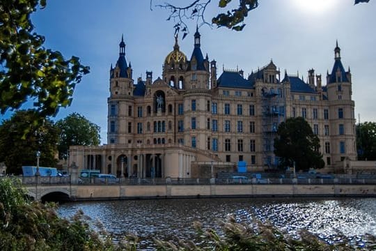 Nach der Landtagswahl in Mecklenburg-Vorpommern treffen sich SPD und CDU in Schwerin zu ersten Sondierungsgesprächen.