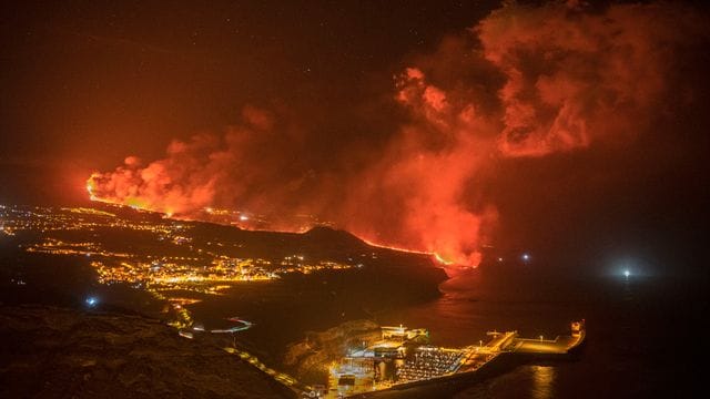 Die Lava aus dem Vulkan auf La Palma strömt ins Meer.