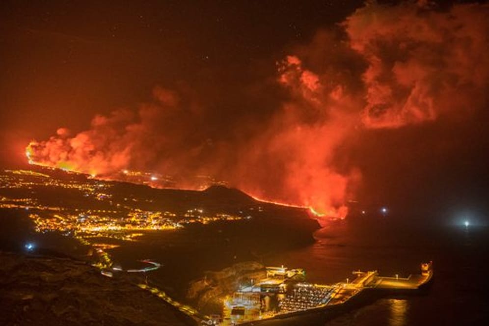 Die Lava aus dem Vulkan auf La Palma strömt ins Meer.