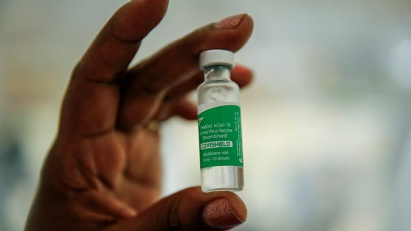 Eine Krankenschwester hält eine Ampulle mit dem Corona-Impfstoff von AstraZeneca, der vom Serum Institute of India (SII) hergestellt und im Rahmen der globalen Covax-Initiative bereitgestellt wird.
