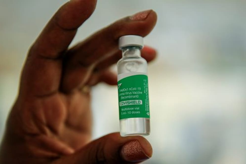 Eine Krankenschwester hält eine Ampulle mit dem Corona-Impfstoff von AstraZeneca, der vom Serum Institute of India (SII) hergestellt und im Rahmen der globalen Covax-Initiative bereitgestellt wird.