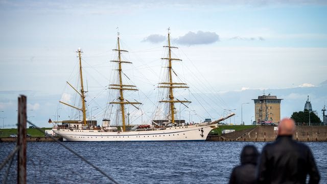 Spaziergänger beobachten die "Gorch Fock" im Marinehafen.