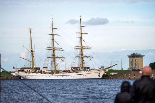 Spaziergänger beobachten die "Gorch Fock" im Marinehafen.