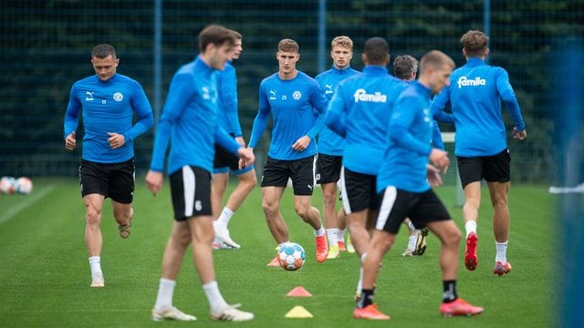 Die Spieler von Holstein Kiel bekommen einen neuen Trainer.