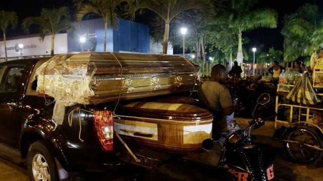 Särge für die Leichen von Insassen, die bei einem Aufstand im Litoral-Gefängnis getötet wurden, vor dem Leichenschauhaus in Guayaquil, Ecuador.