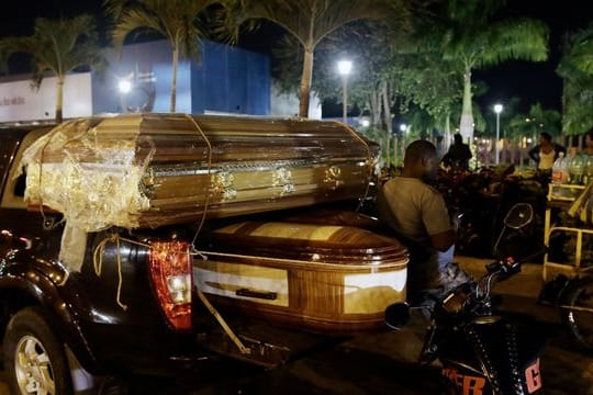 Särge für die Leichen von Insassen, die bei einem Aufstand im Litoral-Gefängnis getötet wurden, vor dem Leichenschauhaus in Guayaquil, Ecuador.