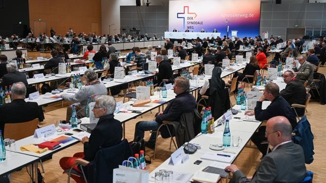 Teilnehmer der Synodalversammlung der katholischen Kirche in Frankfurt am Main. Teilnehmer der Synodalversammlung der katholischen Kirche in Frankfurt am Main.