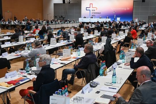 Teilnehmer der Synodalversammlung der katholischen Kirche in Frankfurt am Main.