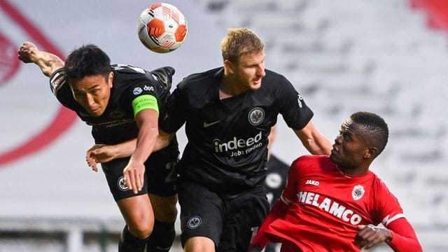 Eintracht Frankfurt bangt um den Einsatz der Abwehrspieler Makoto Hasebe (l) und Martin Hinteregger (M. Eintracht Frankfurt bangt um den Einsatz der Abwehrspieler Makoto Hasebe (l) und Martin Hinteregger (M.
