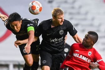 Eintracht Frankfurt bangt um den Einsatz der Abwehrspieler Makoto Hasebe (l) und Martin Hinteregger (M.