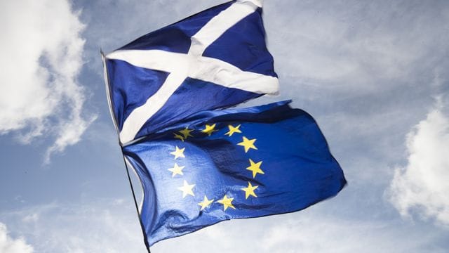 Die Flaggen von Schottland (o) und Europa. Die Flaggen von Schottland (o) und Europa.