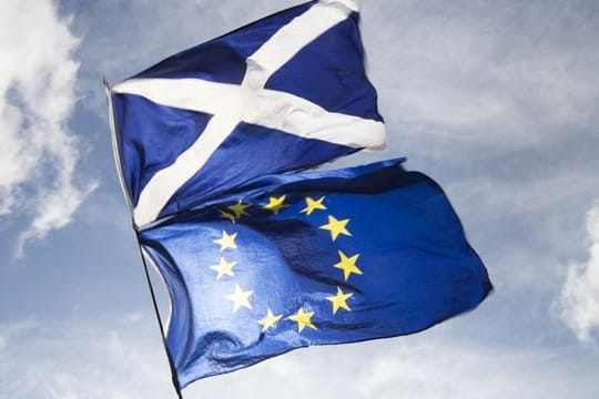 Die Flaggen von Schottland (o) und Europa.