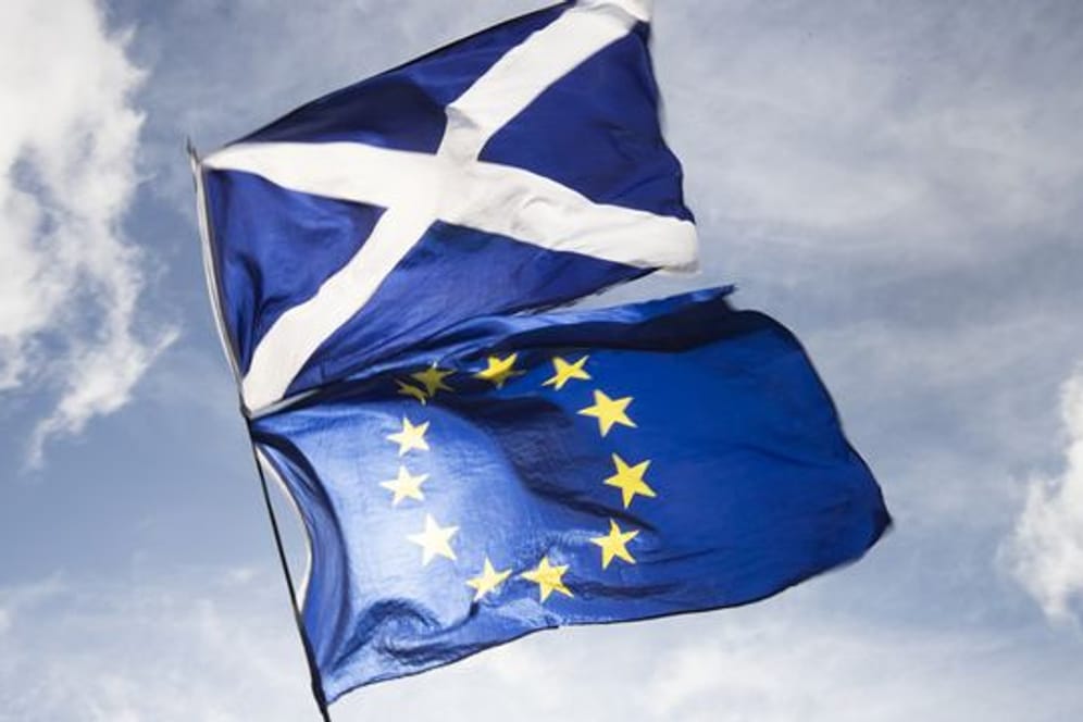 Die Flaggen von Schottland (o) und Europa.