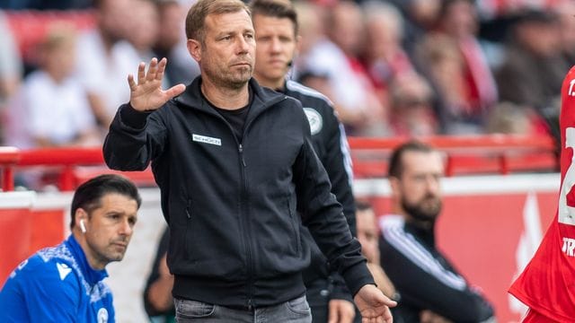 Erfreut sich an Leverkusens Florian Wirtz: Bielefeld-Coach Frank Kramer. Erfreut sich an Leverkusens Florian Wirtz: Bielefeld-Coach Frank Kramer.