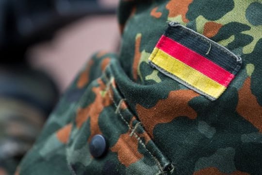 Ermittler haben eine als rechtsextrem eingestufte Wehrsportgruppe aus Soldaten und Reservisten enttarnt.