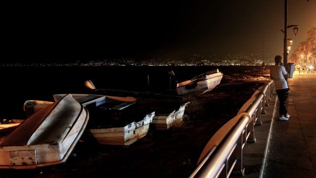 Ein Mann steht während eines partiellen Stromausfalls auf der Strandpromenade der libanesischen Hauptstadt Beirut. Ein Mann steht während eines partiellen Stromausfalls auf der Strandpromenade der libanesischen Hauptstadt Beirut.
