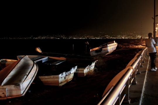 Ein Mann steht während eines partiellen Stromausfalls auf der Strandpromenade der libanesischen Hauptstadt Beirut.