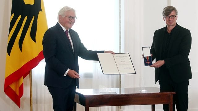 Bundespräsident Frank-Walter Steinmeier verleiht im Schloss Bellevue den Verdienstorden der Bundesrepublik Deutschland. Bundespräsident Frank-Walter Steinmeier verleiht im Schloss Bellevue den Verdienstorden der Bundesrepublik Deutschland.