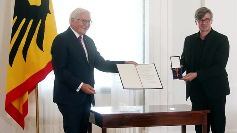 Bundespräsident Frank-Walter Steinmeier verleiht im Schloss Bellevue den Verdienstorden der Bundesrepublik Deutschland.