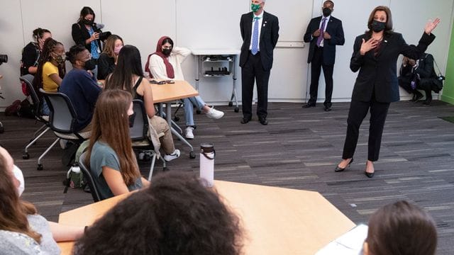 Kamala Harris (r) bei ihrem Besuch an der George Mason University im Bundesstaat Virginia. Kamala Harris (r) bei ihrem Besuch an der George Mason University im Bundesstaat Virginia.