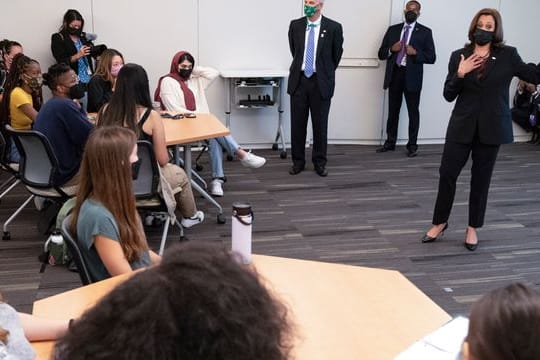 Kamala Harris (r) bei ihrem Besuch an der George Mason University im Bundesstaat Virginia.