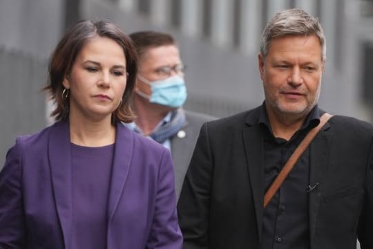 Grünen-Doppelspitze Annalena Baerbock und Robert Habeck einen Tag nach der Bundestagswahl.